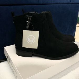 Black Velvet Daisy Fuentes Booties